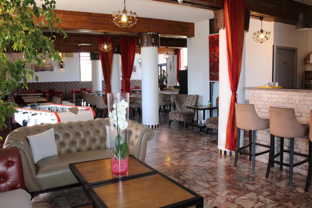 Hotel L'Hacienda Мартіг Екстер'єр фото